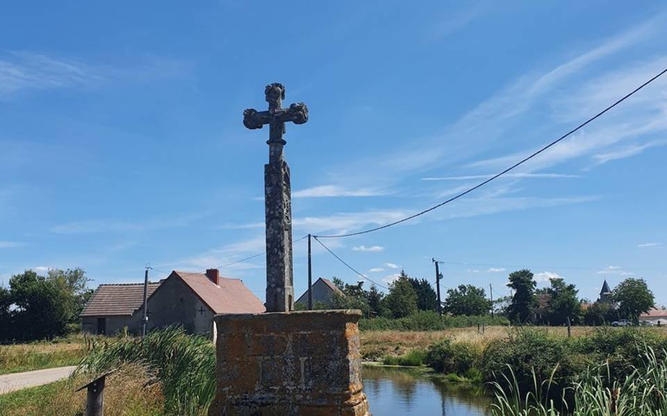 Croix Sainte-Anne et sa mare