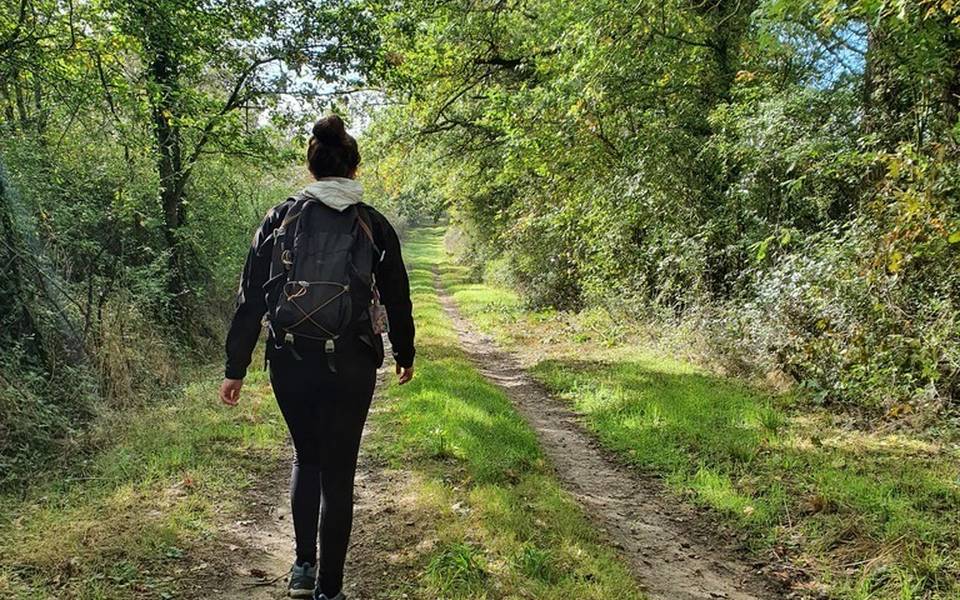 Randonneuse dans les chemins de campagne