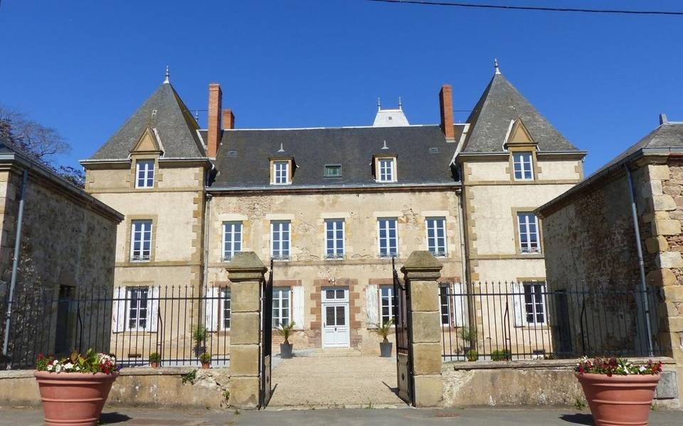 GITES DE FRANCE ALLIER CHAMBRES D'HÔTES CHÂTEAU CAMUS MONTMARAULT