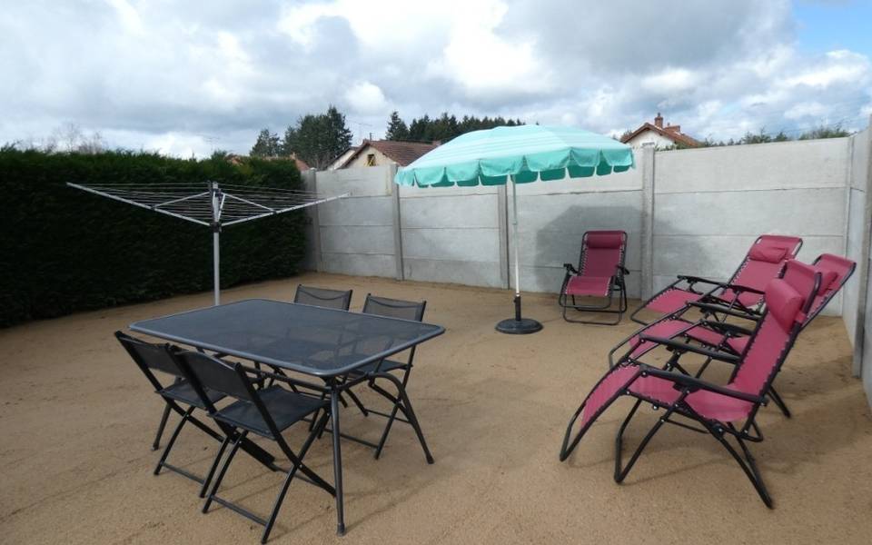 un extérieur tout clôturé 